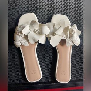 White flower sandals 7.5